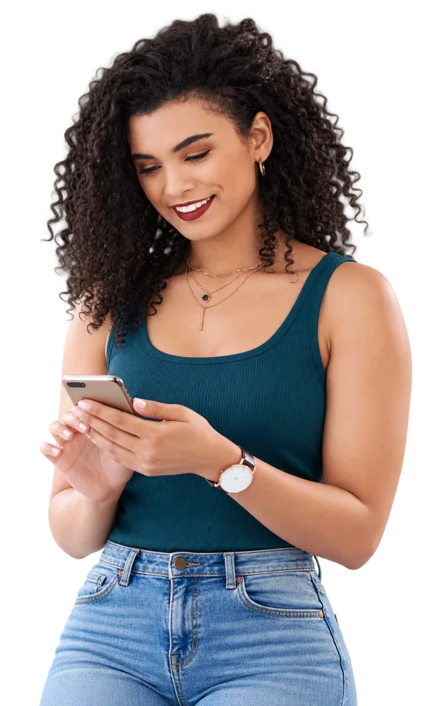 Une restauratrice consulte un récapitulatif de commande sur son téléphone